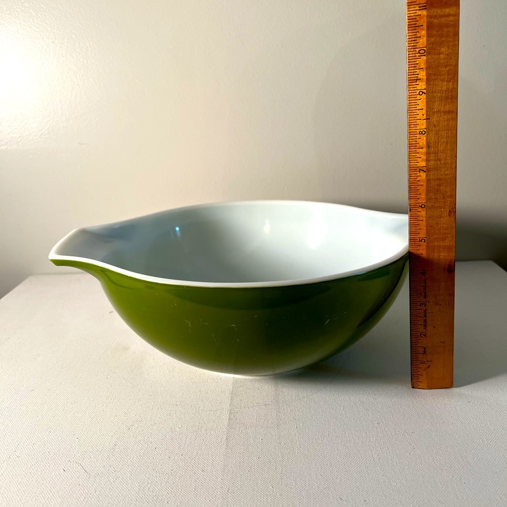 Vintage Pyrex Cinderella Mixing Bowl. 4 Quarts, #444, Avocado Green